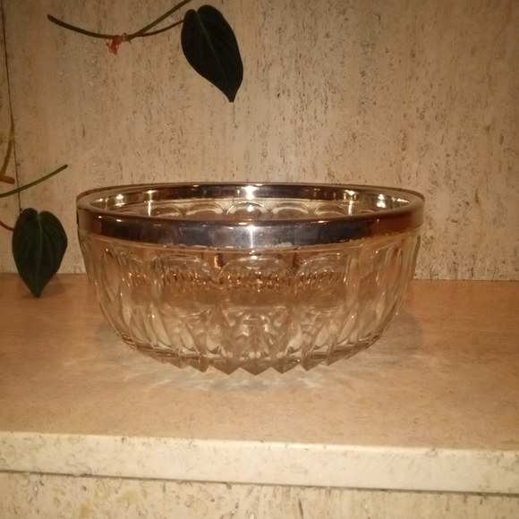 Elegant Crystal Bowl with Silver Rim - Picture 7 of 7